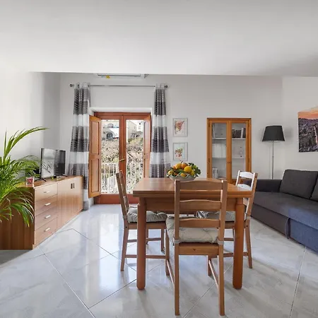 La Perla Di Chicca Apartment
